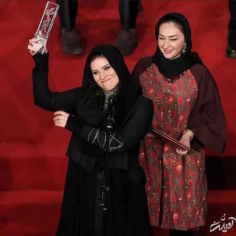 ژست خنده دار سحر دولتشاهی و هانیه توسلی در مکان عمومی !